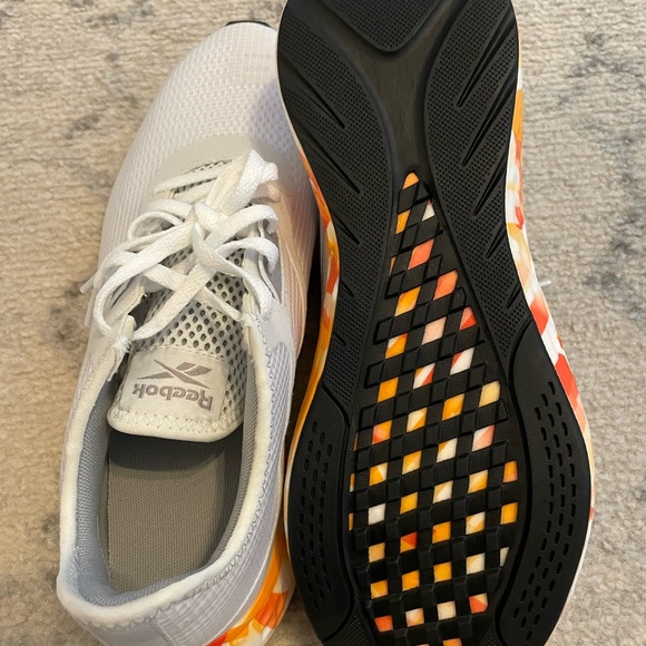 Women’s Reebok Size 9 - Picture 2 of 8